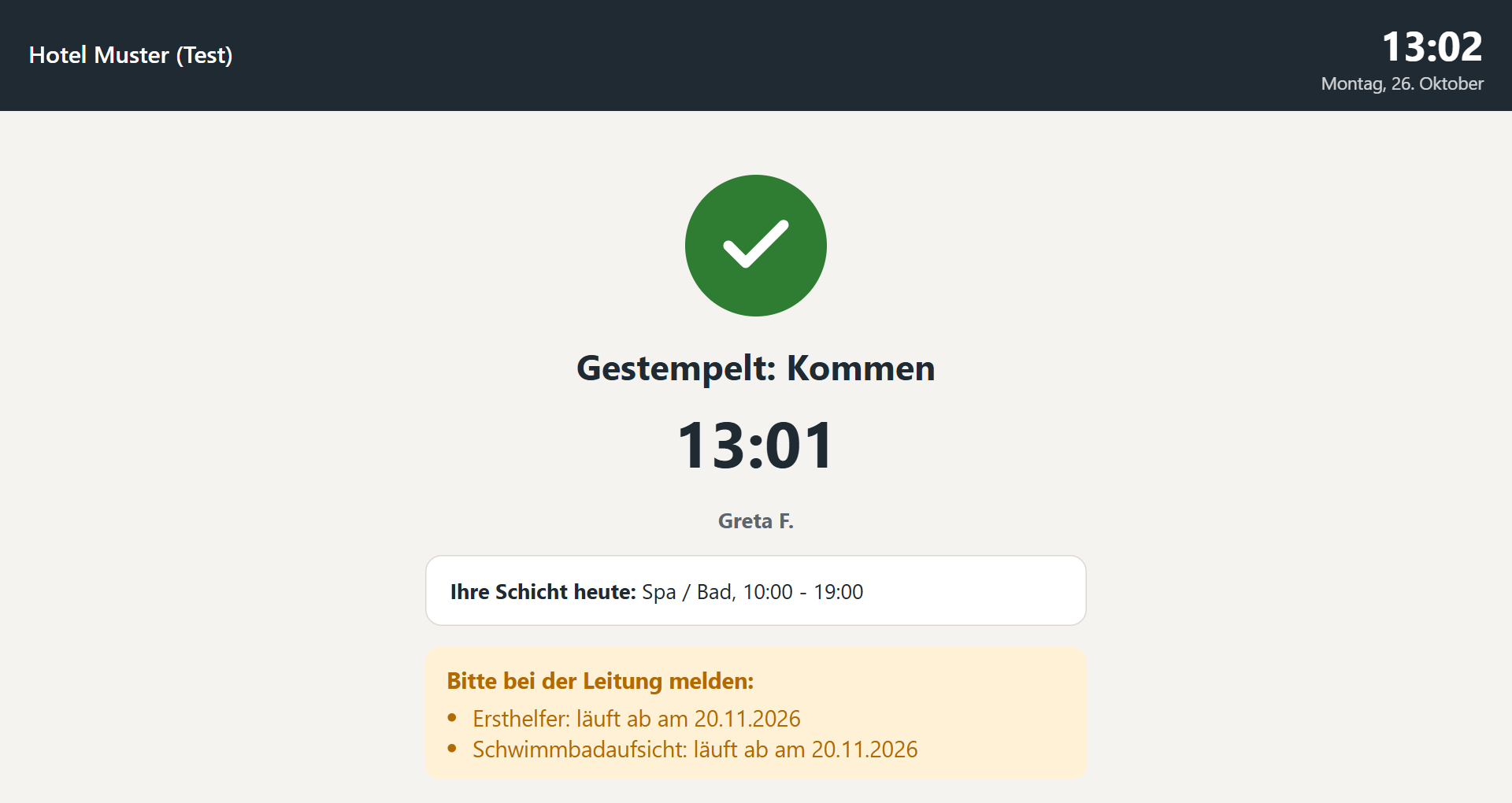 Tablet nach dem Einstempeln: grüner Haken, Uhrzeit, Schicht des Tages und Hinweis auf ablaufende Nachweise