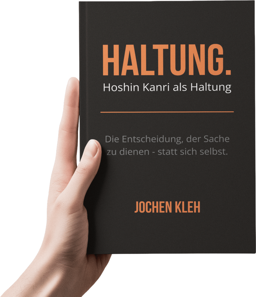 Hoshin Kanri Buch „Haltung“ von Jochen Kleh – Cover in der Hand