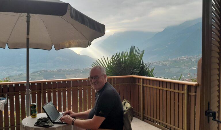 Jochen Kleh bereitet am Laptop eine Vorlesung für die Hochschule Koblenz vor