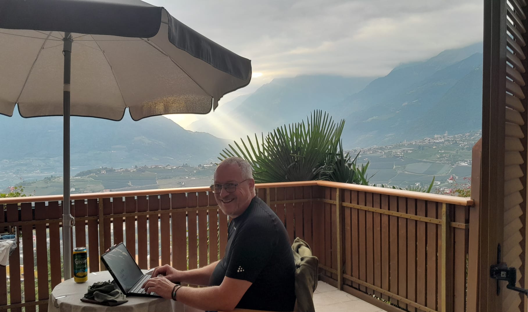 Jochen Kleh bereitet am Laptop eine Vorlesung für die Hochschule Koblenz vor